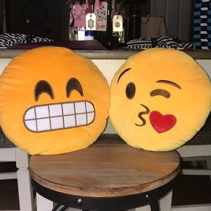 emoji pillows😘😬